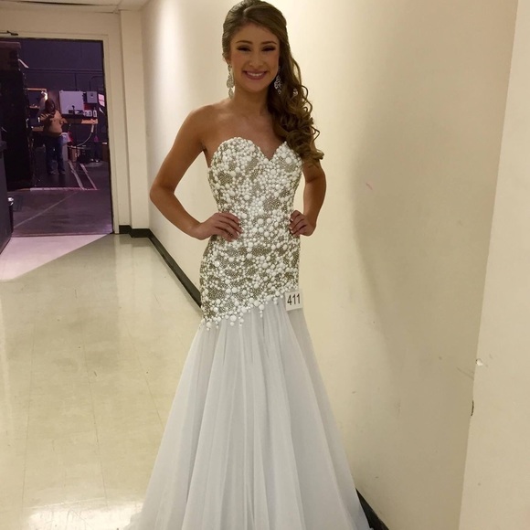 Gown - Picture 1 of 1